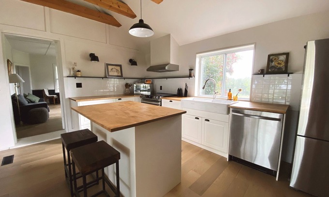 Grey Highlands Otro | Highland Woods Farm 4BR w/Private Lake, Sauna and Hot Tub in the Grey Highlands