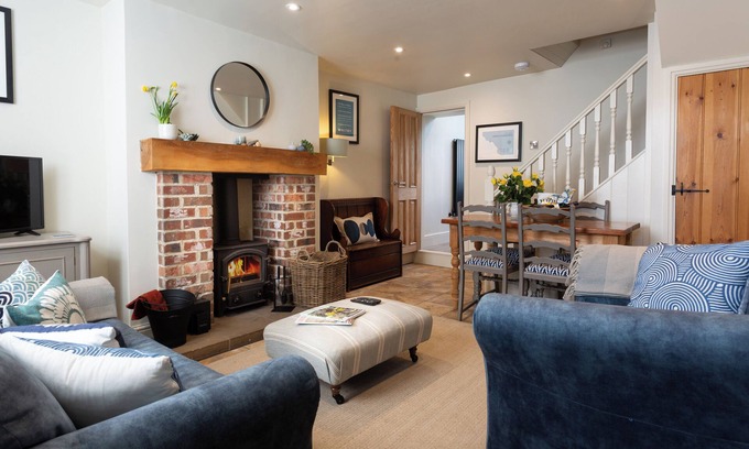 Hinderwell Casa | Highly appointed pet & family friendly cottage with private parking & garden.