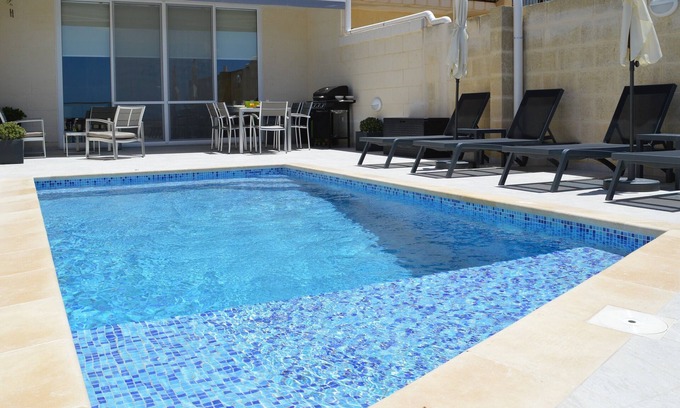 Qala Apartamento | Muy bien acabado 3 dormitorios dúplex con piscina privada y vista al campo / al mar