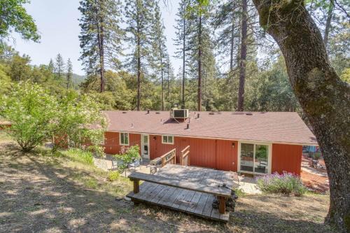 Ahwahnee Casa | Hike, Boat and More Cabin with Hot Tub in Ahwahnee!