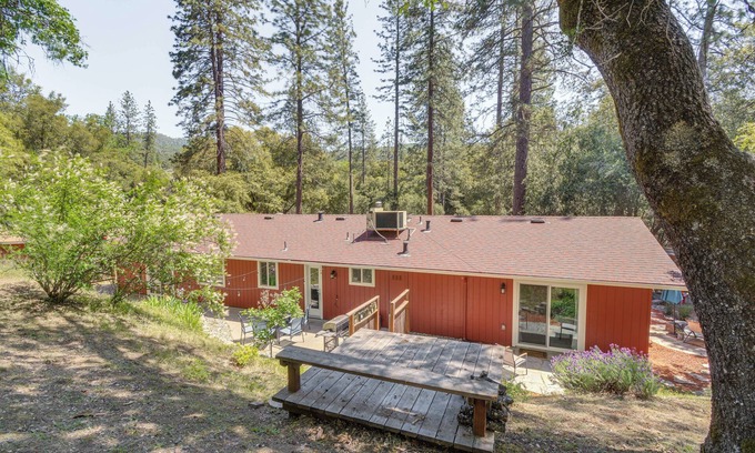 Ahwahnee Cabina | Hike, Boat & More: Cabin w/ Hot Tub in Ahwahnee!