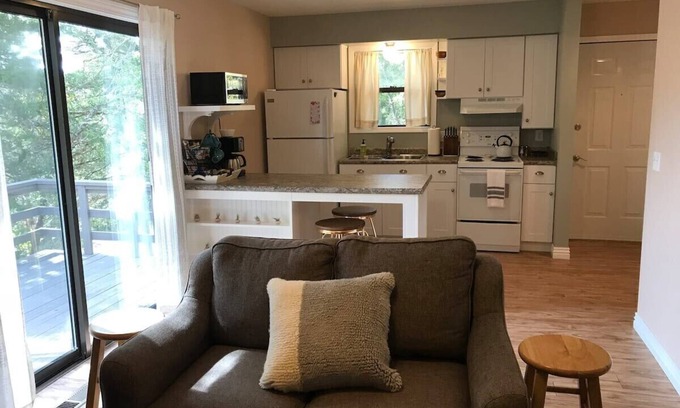 Holiday Island Condominio | The Guest Nest, hike, dine/shop, or relax indoors, 8 minutes to Eureka Springs