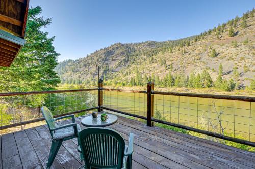 Superior Casa | Hike, Fish and Unwind Remote Escape in Montana