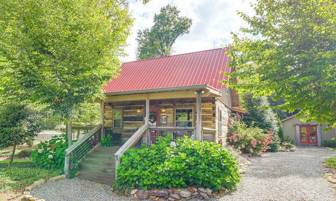 Weaverville Cabina | Hike, Leaf Peep & More: Sleek Cabin in Weaverville