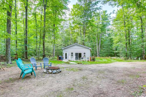 Lake Ann Casa | Hike, Ski and Unwind Michigan Escape with Fire Pit!