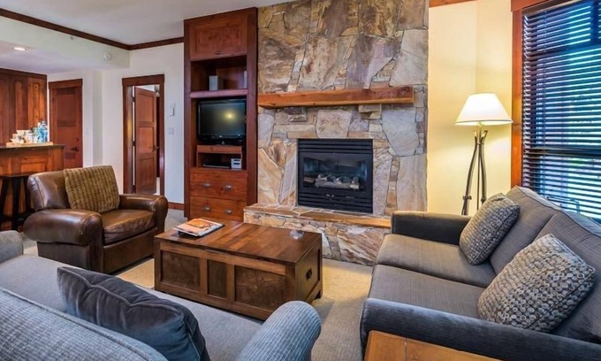 Whistler Creekside Apartamento | Caminata + Ski | Suite elegante + chimenea acogedora