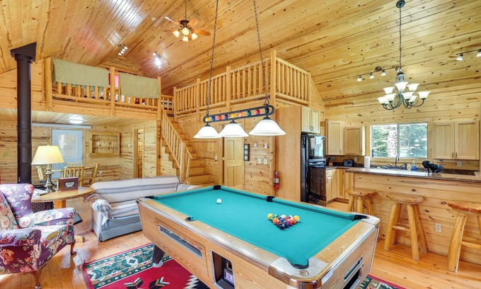 Deadwood Cabina | Hike, Unwind & Bring Your Pet: Deadwood Cabin!