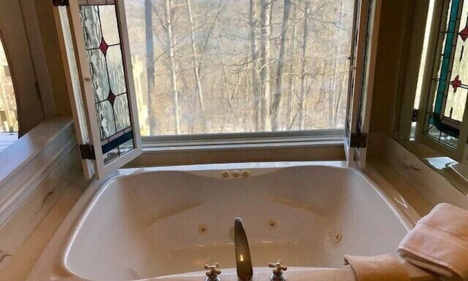 Eureka Springs Cabina | Ozark Spring Cabin 05 Gales Lair,King Bed, Spa Tub