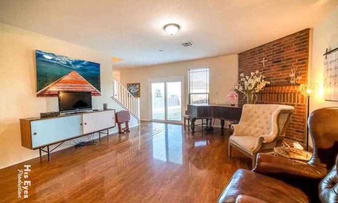 Cedar Park Casa | Hill Country Beauty in Red | Beautiful Large Home! Very Spacious!