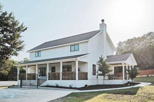 Fischer Casa | Hill Country Farmhouse by Canyon Lake & Wimberley