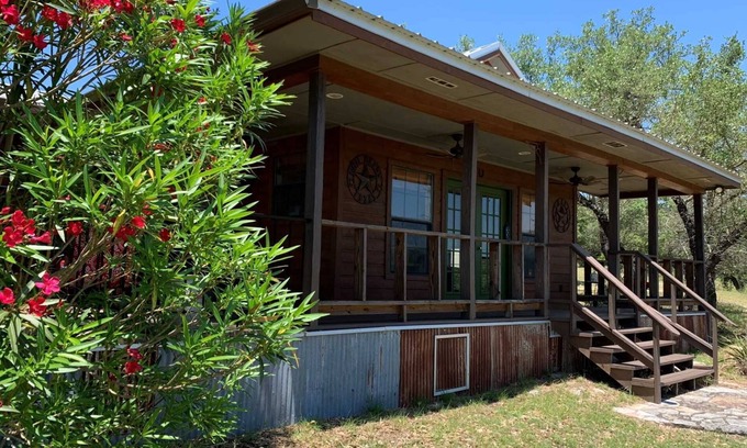 Pipe Creek Cabina | Hill Country Hideout