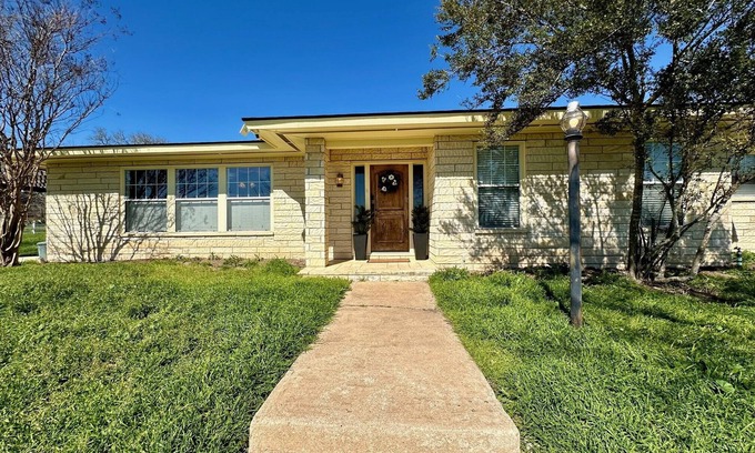 Center Point Otro | Hill Country Home; King & Queen Suites; Game Room, Office & Fire Pit - Kerrville