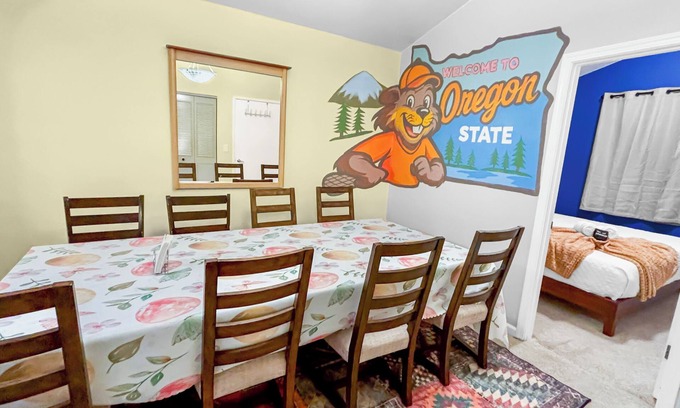 Albany Casa | Spacious Family Friendly Home, Large Parking/Backyard, Near Parks, Downtown, OSU