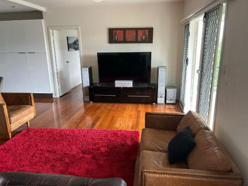 Ascot Apartamento | Hill top 2-bedroom home with charming view