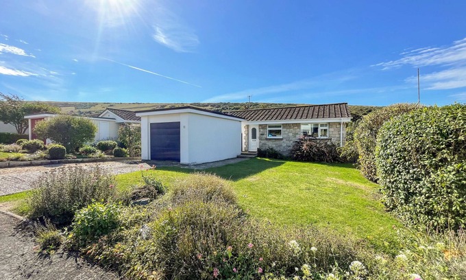 West Lulworth Cabaña | HILL VIEW, pet friendly, character holiday cottage in West Lulworth
