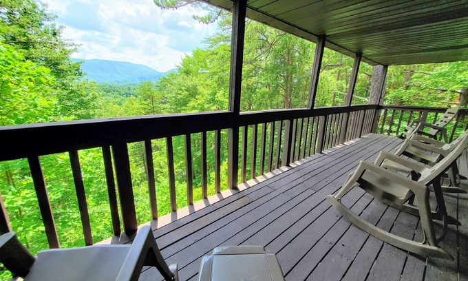 Gatlinburg - Pigeon Forge Chalet De Esquí | Gorgeous Mountain View You Wouldn't Expect with this Private Wooded Location!