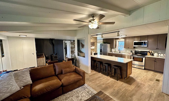 Belgrade Casa | Hillman Homestead spacious, 4-bedroom house in the quiet country on 1 acre