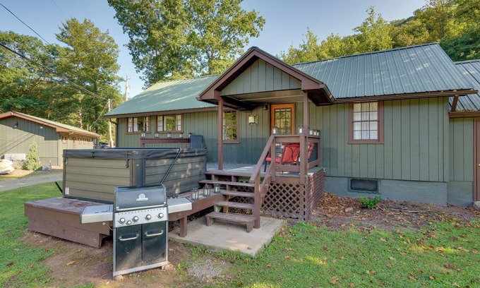 Hillsgrove Cabina | Hillsgrove Cabin w/ Private Hot Tub!
