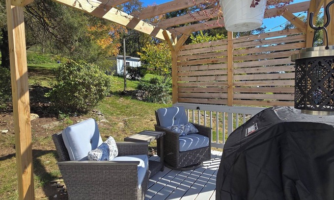 Harrisonburg Casa | Hillside 3-bedroom bungalow 1 mile from Harrisonburg City limits, great views!