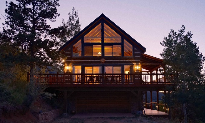 Cascade-Chipita Park Cabina | Hillside Cabin - Mt Views - Patio Decks - Hot Tub
