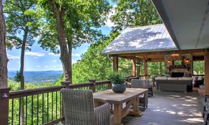 Asheville Casa | Hillside Cottage Cozy with Private Deck and fire pit and 7 min from downtown Asheville