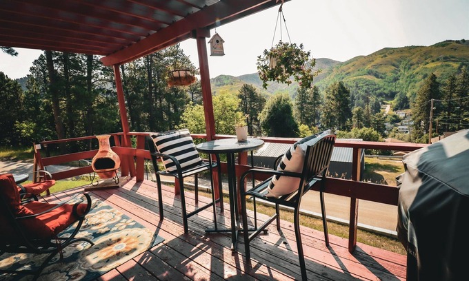 Deadwood Casa | Hillside Deadwood house in town w/ Hot Tub & views