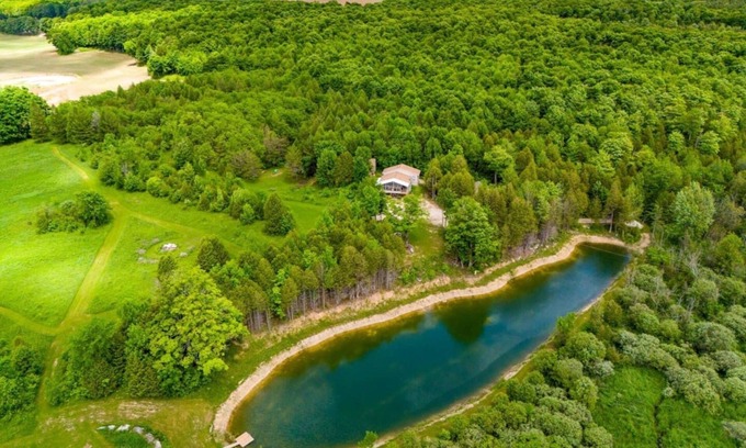 Markdale Casa | Hillside Haven Retreat: Sunroom & Pond Escape!