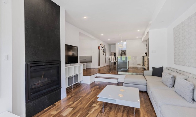 The Blue Mountains Condominio | Hillside Hideaway - Walk to the Village / King Bed