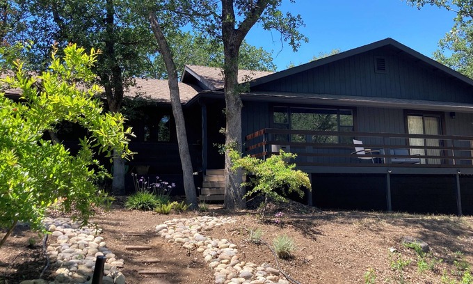Three Rivers Casa | Hillside hideaway at the gateway to the Sequoias and Kings Canyon National Park.