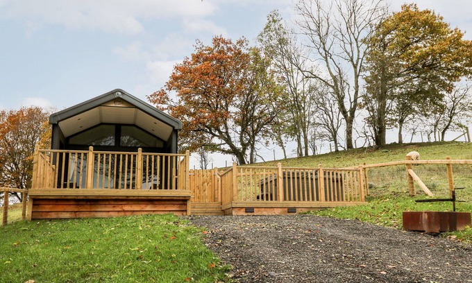 Llandrindod Wells Cabaña | HILLSIDE LODGE, with hot tub in Rhayader