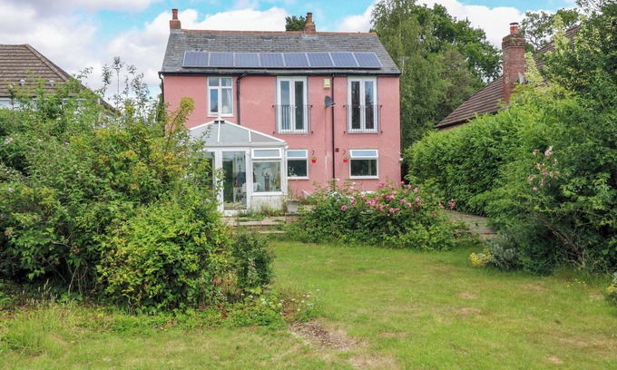 Little Missenden Casa | HILLSIDE, pet friendly, character holiday cottage in Holmer Green
