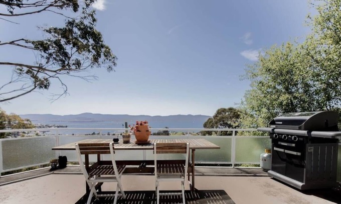 Mount Nelson Casa | Hillside Retreat in Hobart