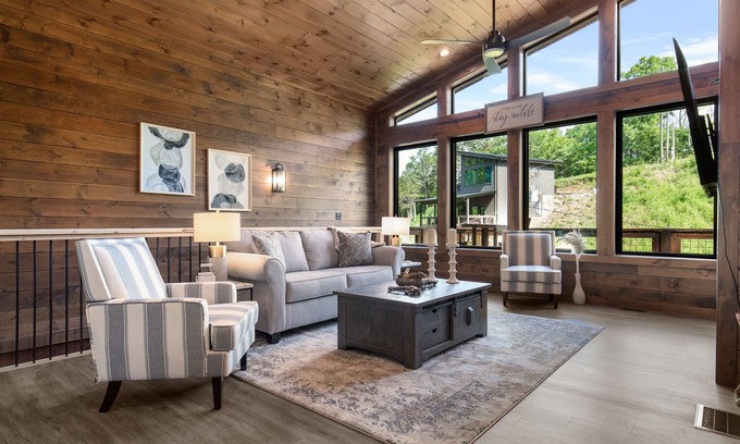 Sevierville Cabina | Hillside Retreat | Newly Built + Game Room, Hot Tub, & Wooded Views!