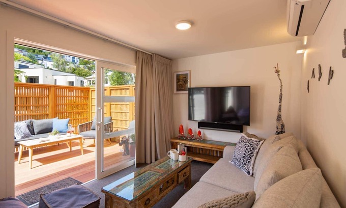 Queenstown City Centre Apartamento | Hillside Villa 1: Walk to Town, Free Parking & A/C