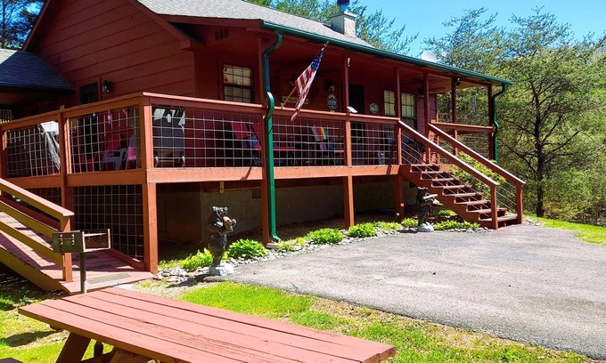 Gatlinburg - Pigeon Forge Cabina | Acogedor, cómodo, conveniente: ideal para parejas y grupos pequeños