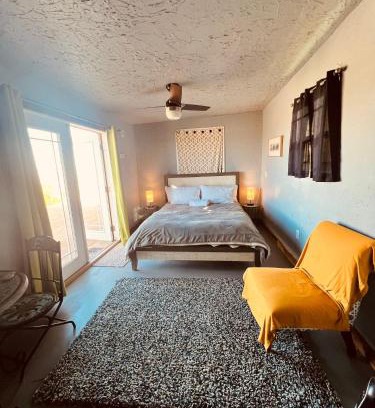 Twentynine Palms Casa | Hilltop Cabin with Starlink and View 10 mins to JT Park