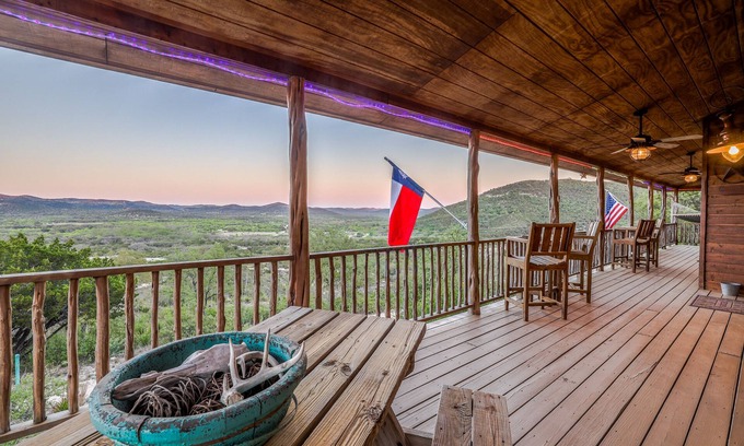 Concan Cabina | Hilltop Concan Cabin w/ Garner State Park Views!