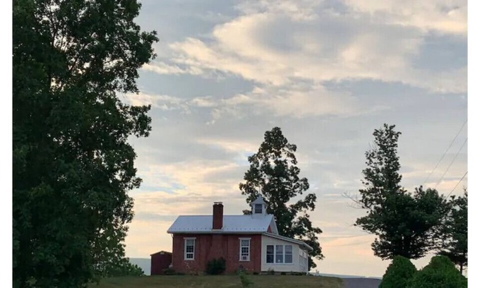Lewisburg Casa | Hilltop Cottage