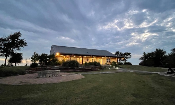 Bleiblerville Casa | Hilltop Getaway with Awesome Views