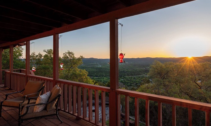 Concan Casa | Hilltop Hacienda @ Buchanan Vacation Homes in Concan - PET FRIENDLY!!!!!