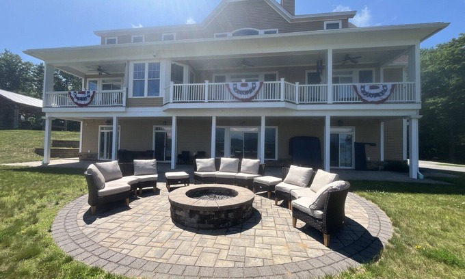 Laconia Casa | Hilltop Haven on Lake Winnisquam