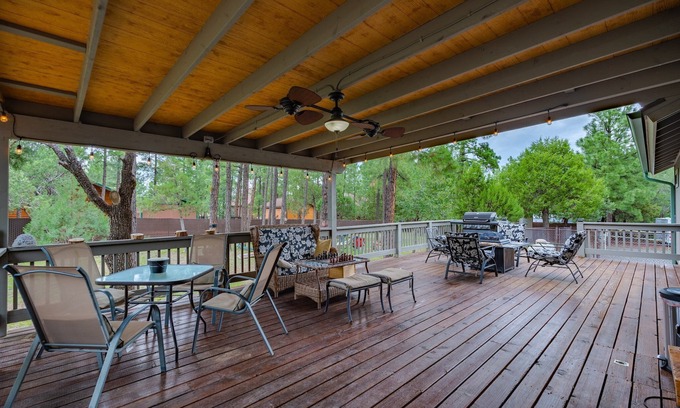 Pinetop-Lakeside Cabina | Hilltop Hideaway: Pine Paradise, Spacious Deck, Walk to Rainbow Lake