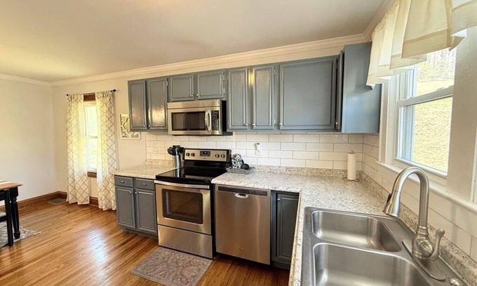 Bradley Casa | Hilltop Hideaway-charming 2 bedroom home, family friendly, WiFi , AC ,