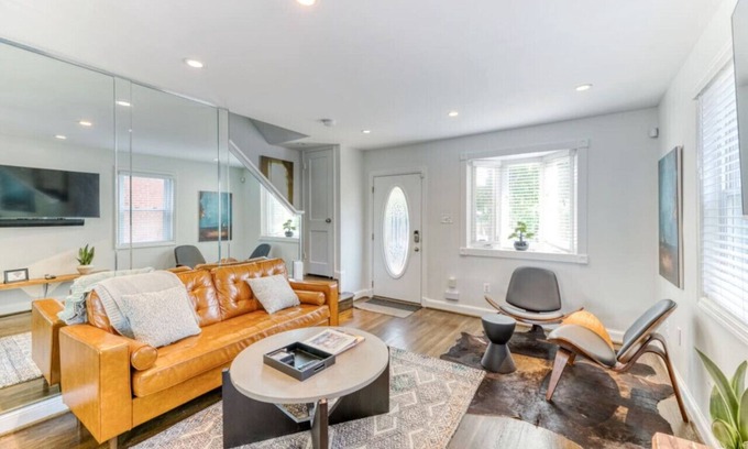 Southeast Casa | Hilltop Hideaway in DC