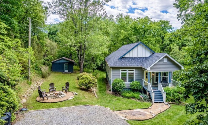 Woodfin Casa | Hilltop Hideaway