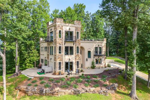 Lynn Casa | Hilltop Home with Hot Tub and Views Blue Ridge Mtn