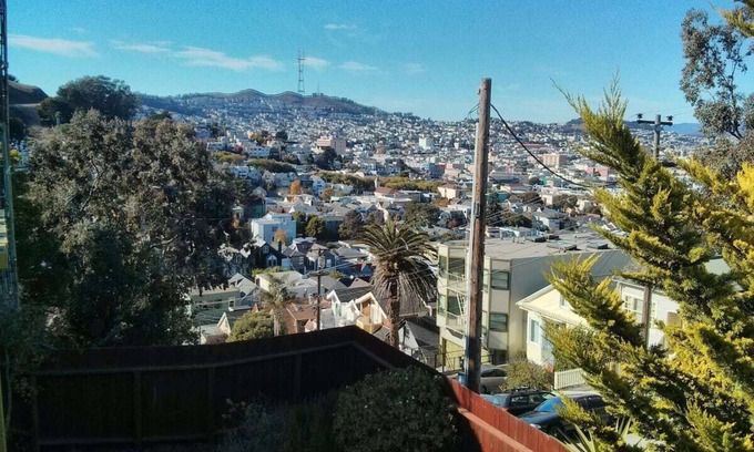 Bernal Heights Apartamento | Hilltop House Guest Suite with Stunning View with very easy street parking