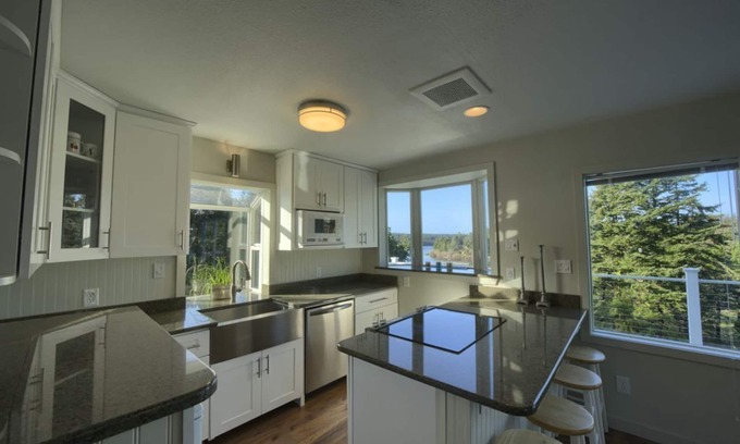 Langlois Casa | Hilltop Lake View with Nature all around