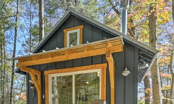 West Side Historic District Cabaña | Hilltop Nest:Cozy 1BR Cottage Near Downtown Hendersonville