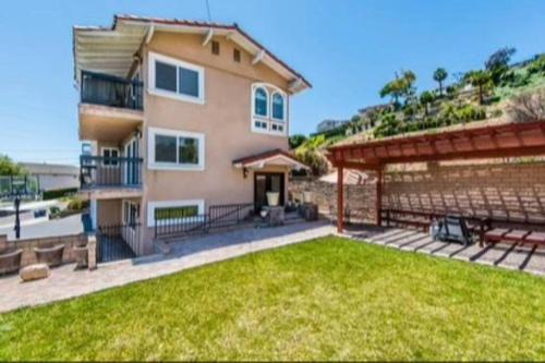 Northwest San Pedro Casa | Hilltop Oasis Near Palos Verdes